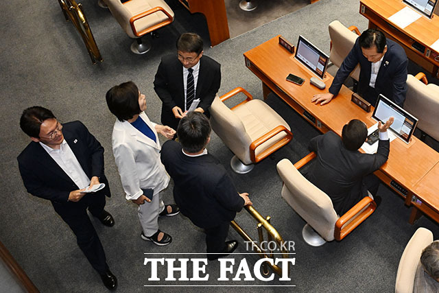 김민석 전 국무총리(왼쪽)가 정청래 전 더불어민주당 대표(오른쪽) 옆을 지나치고 있다.