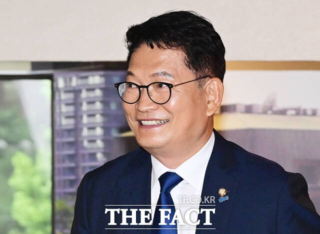 김보미·고민정·김민석·정청래·송영길 더불어민주당 당대표 예비후보(왼쪽부터)가 21일 서울 중구 서울시의회에서 시의회 의원들과 간담회에 앞서 기념촬영을 하고 있다. /이새롬 기자