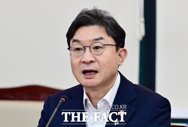 이억원 금융위원장은 21일 청와대에서 열린 국무회의에서 단일종목 레버리지 ETF의 시장 영향을 묻는 이재명 대통령의 질문에 외화 유출을 줄이고 환율 안정에도 일정 부분 도움이 됐다고 밝혔다. /임영무 기자