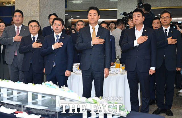 오세훈 서울시장과 임만균 서울시의회 의장, 정근식 서울교육감 등 참석자들이 21일 오후 서울 중구 서울시의회에서 열린 제12대 서울시의회 개원 기념식에 참석해 축하 떡케이크를 커팅하고 있다. /이새롬 기자