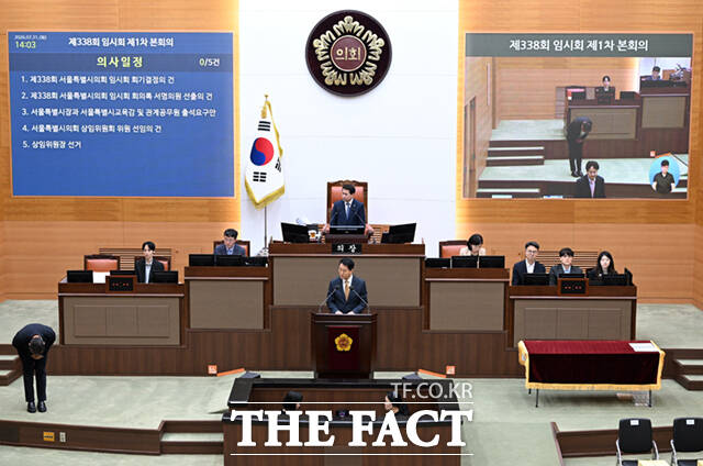 오세훈 서울시장이 21일 오후 서울 중구 서울시의회 본회의장에서 열린 제338회 임시회 제1차 본회의에 참석해 휴대전화 화면을 거울삼아 용모를 살피고 있다.