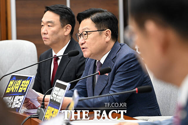 원내대책회의에서 발언하는 정 원내대표(가운데).