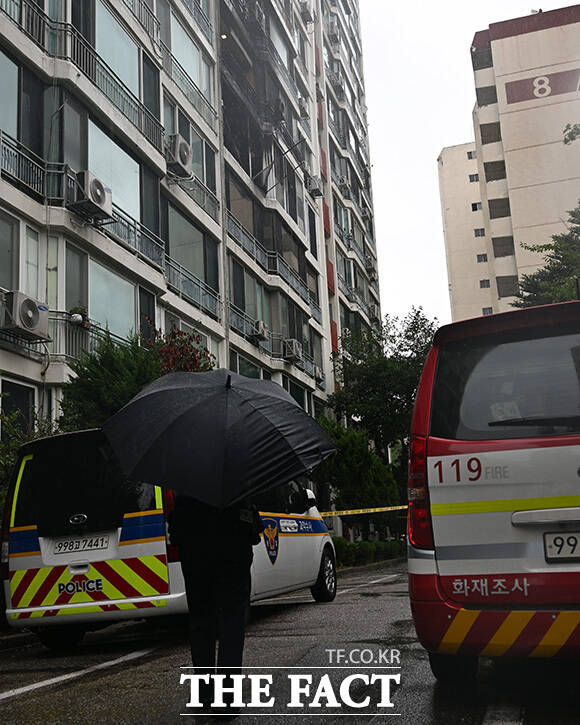 한 경찰관이 사고 현장을 바라보고 있다.