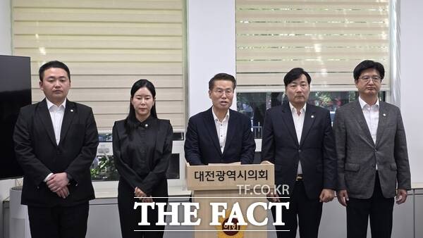 박경호 국민의힘 대전시 대덕구당협위원장과 국민의힘 소속 대덕구의원들. /정예준 기자