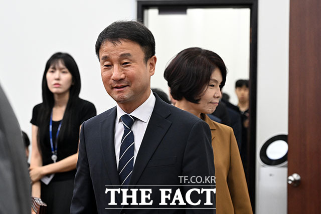 한병도 더불어민주당 대표 직무대행 겸 원내대표(왼쪽)와 한정애 더불어민주당 정책위원장이 원내대책회의에 참석하고 있다.