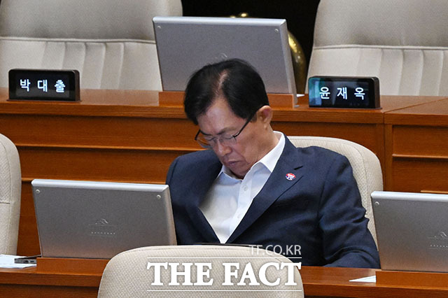 이만희 국민의힘 의원이 무제한토론(필리버스터)을 들으며 눈을 감고 있다.
