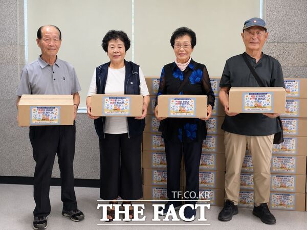 대덕구노인종합복지관이 21일 노인일자리 및 사회활동지원사업 '시니어녹색단' 참여자를 대상으로 안전교육을 진행하고 여름철 폭염에 대비한 폭염예방키트를 전달했다. /대덕구노인종합복지관