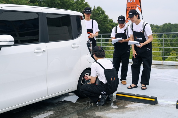 한국타이어앤테크놀로지(한국타이어)가 전국 야구장을 돌며 자동차 안전 운전 문화를 정착하기 위해 타이어보이 캠페인을 운영하고 있다. 사진은 대구 삼성라이온즈파크에서 타이어보이를 진행 중인 모습 / 한국타이어앤테크놀로지