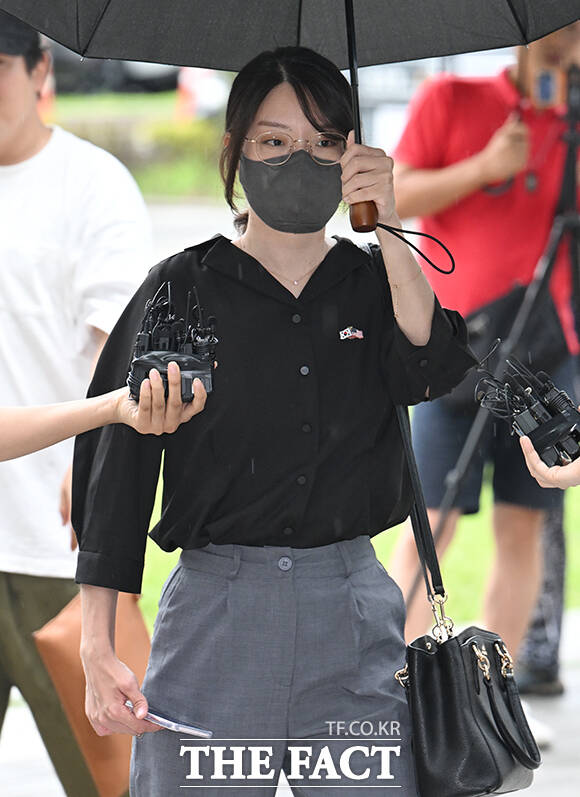 올림픽공원 핸드볼경기장 개표소 봉쇄 시위 중 체육단체의 경기장 진입을 막은 30대 여성 A 씨가 21일 오후 서울 송파구 서울동부지방법원에서 열린 구속 전 피의자 심문(영장실질심사)에 출석하고 있다. /박헌우 기자