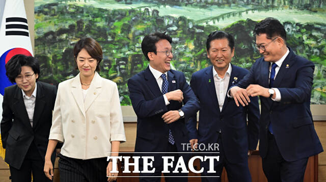 김보미·고민정·김민석·정청래·송영길 더불어민주당 당대표 예비후보(왼쪽부터)가 21일 서울 중구 서울시의회에서 시의회 의원들과 간담회에 앞서 기념촬영을 하고 있다. /이새롬 기자