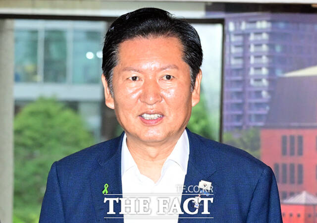 김보미·고민정·김민석·정청래·송영길 더불어민주당 당대표 예비후보(왼쪽부터)가 21일 서울 중구 서울시의회에서 시의회 의원들과 간담회에 앞서 기념촬영을 하고 있다. /이새롬 기자