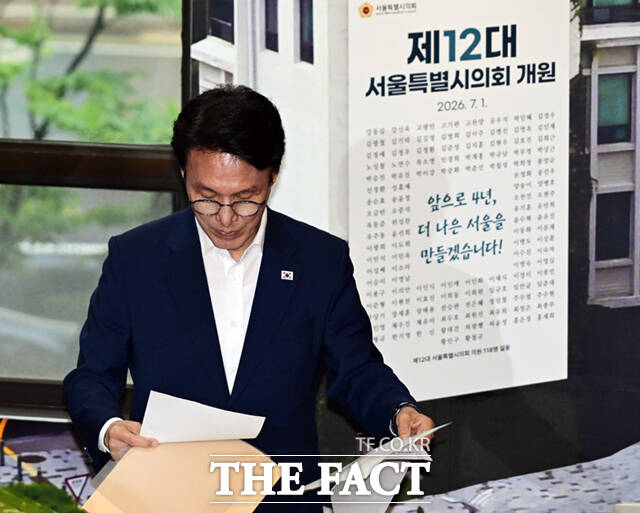 김보미·고민정·김민석·정청래·송영길 더불어민주당 당대표 예비후보(왼쪽부터)가 21일 서울 중구 서울시의회에서 시의회 의원들과 간담회에 앞서 기념촬영을 하고 있다. /이새롬 기자