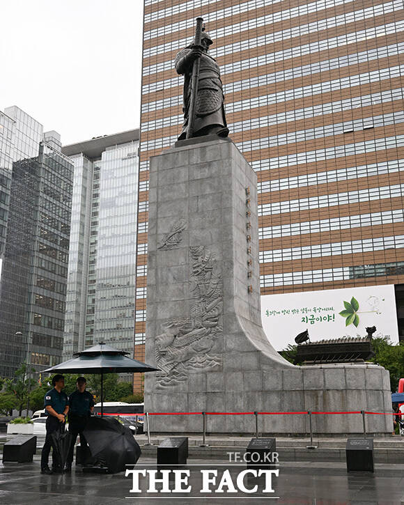 시민들이 신호를 기다리고 있다.