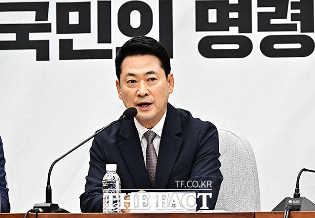 장동혁 국민의힘 대표가 21일 오전 서울 여의도 국회에서 열린 '제9회 전국동시지방선거 투표용지 부족사태 등 국민참정권 침해 진상규명 및 선거관리 개혁을 위한 국정조사특별위원회' 및 '6.3 국민참정권 침해 진상규명 및 선거관리 개혁 특별위원회' 연석회의에 참석해 모두발언을 하고 있다. 왼쪽부터 윤상현 투표용지 부족사태 국조특위 위원장, 정점식 원내대표, 장 대표, 박대출 국민참정권 침해 개혁 특별위원회 위원장, 김승수 원내운영수석부대표. /국회=배정한 기자
