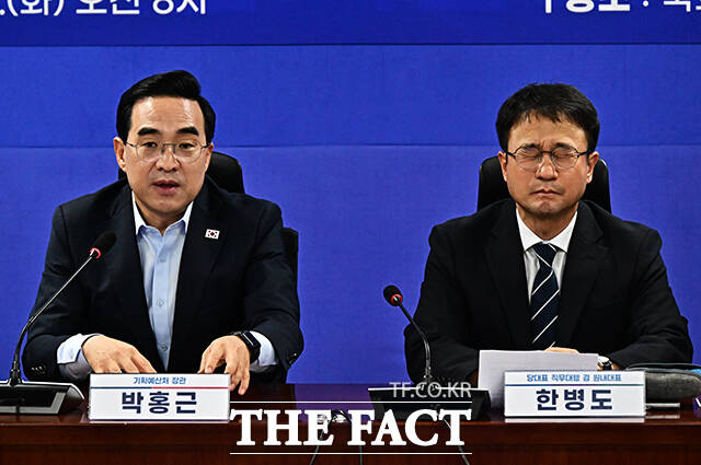 한병도 더불어민주당 대표 직무대행 겸 원내대표(왼쪽 세번째)가 21일 오전 서울 여의도 국회 의원회관에서 열린 2027년 예산안 당정협의에 참석해 인사말을 하고 있다.