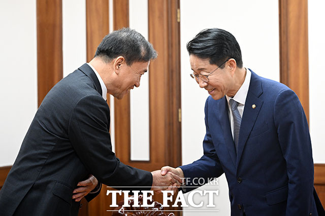 조정식 국회의장(오른쪽)이 21일 오후 서울 여의도 국회에서 김종철 방송미디어통신위원회 위원장을 접견하며 기념 촬영을 하고 있다. /국회=서예원 기자