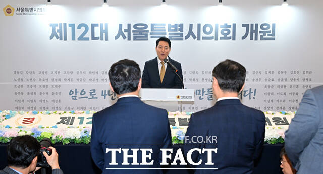 오세훈 서울시장과 임만균 서울시의회 의장, 정근식 서울교육감 등 참석자들이 21일 오후 서울 중구 서울시의회에서 열린 제12대 서울시의회 개원 기념식에 참석해 축하 떡케이크를 커팅하고 있다. /이새롬 기자