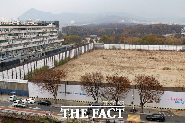 21일 서울시와 국가유산청에 따르면 국가유산청은 지난 14일 서울시에 공문을 보내 종로구청장에게 세운4구역 재개발사업 사업시행계획변경인가를 취소하도록 시정명령을 내리고 이날까지 조치 결과를 회신해달라고 요청했다. 사진은 서울 종로구 종묘와 세운4구역의 모습. /뉴시스