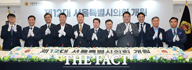 오세훈 서울시장과 임만균 서울시의회 의장, 정근식 서울교육감 등 참석자들이 21일 오후 서울 중구 서울시의회에서 열린 제12대 서울시의회 개원 기념식에 참석해 축하 떡케이크를 커팅하고 있다. /이새롬 기자