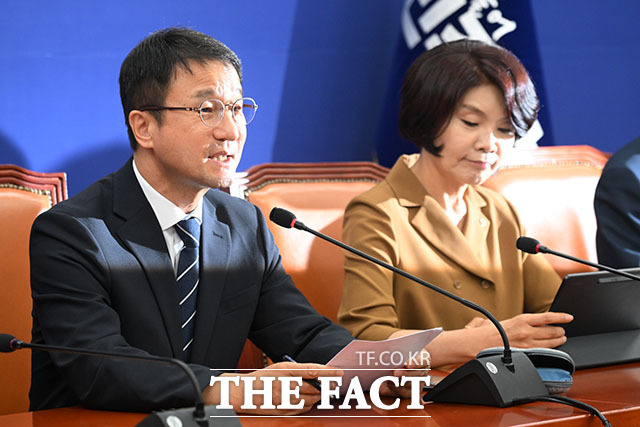 한병도 더불어민주당 대표 직무대행 겸 원내대표(왼쪽)가 21일 오전 서울 여의도 국회의사당에서 열린 원내대책회의에서 발언하고 있다. /국회=서예원 기자