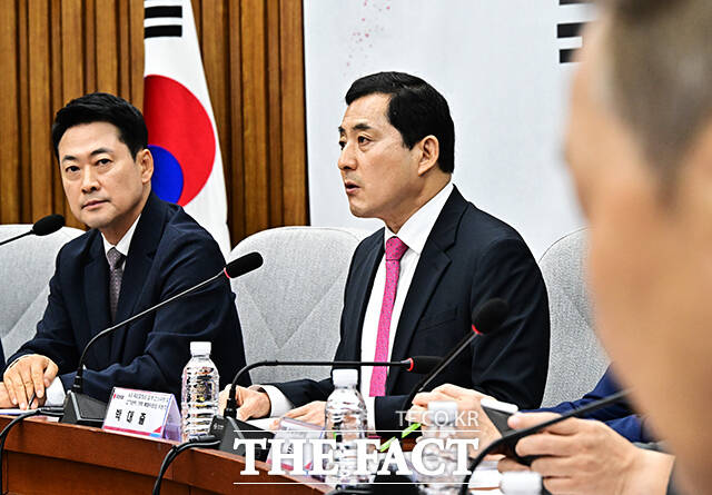 장동혁 국민의힘 대표가 21일 오전 서울 여의도 국회에서 열린 '제9회 전국동시지방선거 투표용지 부족사태 등 국민참정권 침해 진상규명 및 선거관리 개혁을 위한 국정조사특별위원회' 및 '6.3 국민참정권 침해 진상규명 및 선거관리 개혁 특별위원회' 연석회의에 참석해 모두발언을 하고 있다. 왼쪽부터 윤상현 투표용지 부족사태 국조특위 위원장, 정점식 원내대표, 장 대표, 박대출 국민참정권 침해 개혁 특별위원회 위원장, 김승수 원내운영수석부대표. /국회=배정한 기자