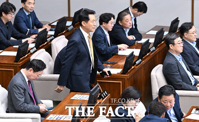 오세훈 서울시장이 21일 오후 서울 중구 서울시의회 본회의장에서 열린 제338회 임시회 제1차 본회의에 참석해 휴대전화 화면을 거울삼아 용모를 살피고 있다.