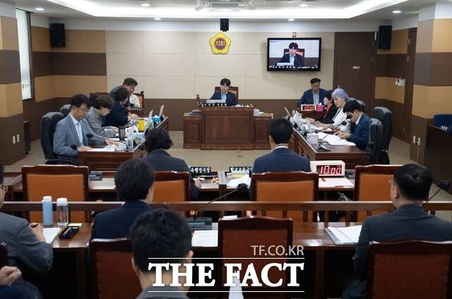 인천시의회 교육위원회가 21일 전체회의를 열고 인천광역시교육청 민원처리담당자 보호 및 지원 조례 일부개정조례안’을 의결했다. /인천시의회