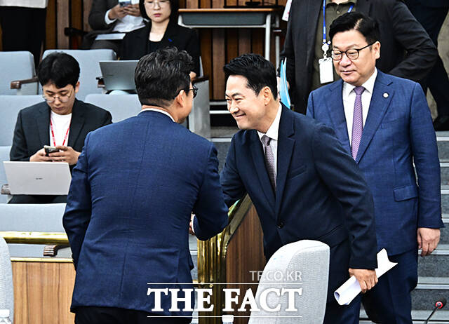 장동혁 국민의힘 대표가 21일 오전 서울 여의도 국회에서 열린 '제9회 전국동시지방선거 투표용지 부족사태 등 국민참정권 침해 진상규명 및 선거관리 개혁을 위한 국정조사특별위원회' 및 '6.3 국민참정권 침해 진상규명 및 선거관리 개혁 특별위원회' 연석회의에 참석해 모두발언을 하고 있다. 왼쪽부터 윤상현 투표용지 부족사태 국조특위 위원장, 정점식 원내대표, 장 대표, 박대출 국민참정권 침해 개혁 특별위원회 위원장, 김승수 원내운영수석부대표. /국회=배정한 기자