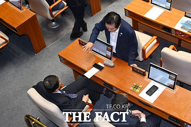 정청래 전 더불어민주당 대표(오른쪽)와 한병도 더불어민주당 대표 직무대행 겸 원내대표가 표결에 앞서 대화를 나누고 있다.