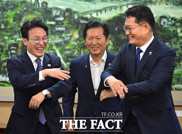 김보미·고민정·김민석·정청래·송영길 더불어민주당 당대표 예비후보(왼쪽부터)가 21일 서울 중구 서울시의회에서 시의회 의원들과 간담회에 앞서 기념촬영을 하고 있다. /이새롬 기자