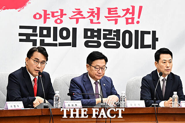 장동혁 국민의힘 대표가 21일 오전 서울 여의도 국회에서 열린 '제9회 전국동시지방선거 투표용지 부족사태 등 국민참정권 침해 진상규명 및 선거관리 개혁을 위한 국정조사특별위원회' 및 '6.3 국민참정권 침해 진상규명 및 선거관리 개혁 특별위원회' 연석회의에 참석해 모두발언을 하고 있다. 왼쪽부터 윤상현 투표용지 부족사태 국조특위 위원장, 정점식 원내대표, 장 대표, 박대출 국민참정권 침해 개혁 특별위원회 위원장, 김승수 원내운영수석부대표. /국회=배정한 기자
