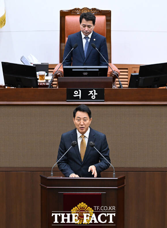 오세훈 서울시장이 21일 오후 서울 중구 서울시의회 본회의장에서 열린 제338회 임시회 제1차 본회의에 참석해 휴대전화 화면을 거울삼아 용모를 살피고 있다.