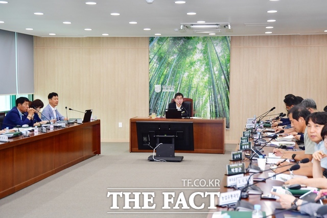 담양군은 20일 군청에서 '2027 남도정원 비엔날레 기본계획 수립 용역 중간보고회'를 열고 행사 추진 방향과 핵심 콘텐츠, 공간 구성 등을 점검했다. /담양군