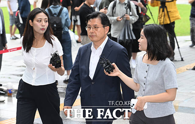 올림픽공원 핸드볼경기장 개표소 봉쇄 시위 중 체육단체의 경기장 진입을 막은 30대 여성 A 씨의 변호인을 맡은 황교안 자유와혁신 대표가 21일 오후 서울 송파구 서울동부지방법원에서 열린 A 씨의 구속 전 피의자 심문(영장실질심사)에 출석하며 취재진의 질문에 답하고 있다. /박헌우 기자