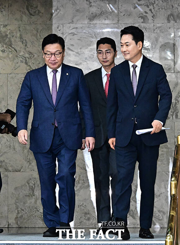 장동혁 국민의힘 대표가 21일 오전 서울 여의도 국회에서 열린 '제9회 전국동시지방선거 투표용지 부족사태 등 국민참정권 침해 진상규명 및 선거관리 개혁을 위한 국정조사특별위원회' 및 '6.3 국민참정권 침해 진상규명 및 선거관리 개혁 특별위원회' 연석회의에 참석해 모두발언을 하고 있다. 왼쪽부터 윤상현 투표용지 부족사태 국조특위 위원장, 정점식 원내대표, 장 대표, 박대출 국민참정권 침해 개혁 특별위원회 위원장, 김승수 원내운영수석부대표. /국회=배정한 기자