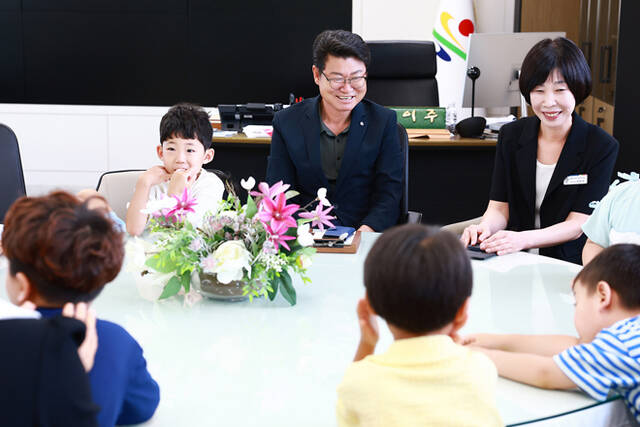 군수실을 찾아온 아이들과 대화하는 황이주 울진군수. /울진군