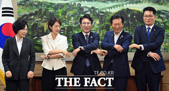 김보미·고민정·김민석·정청래·송영길 더불어민주당 당대표 예비후보(왼쪽부터)가 21일 서울 중구 서울시의회에서 시의회 의원들과 간담회에 앞서 기념촬영을 하고 있다. /이새롬 기자