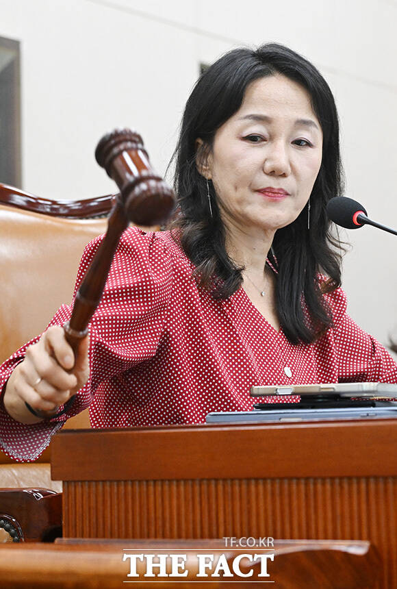 대한축구협회 청문회 30일 개최 의결. 의사봉 두드리는 이재정 문체위원장.