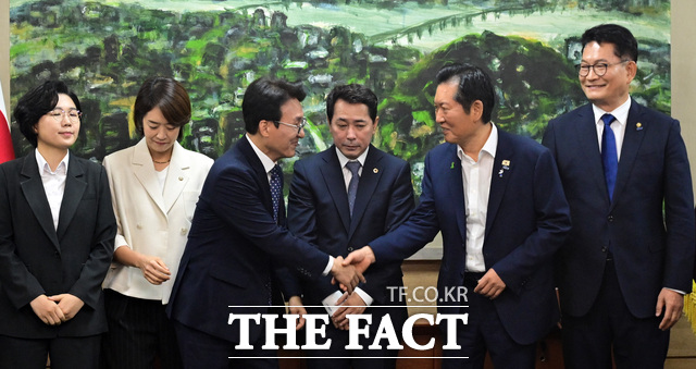 정청래 후보 향해 다가가 악수를 청하는 김민석 후보.