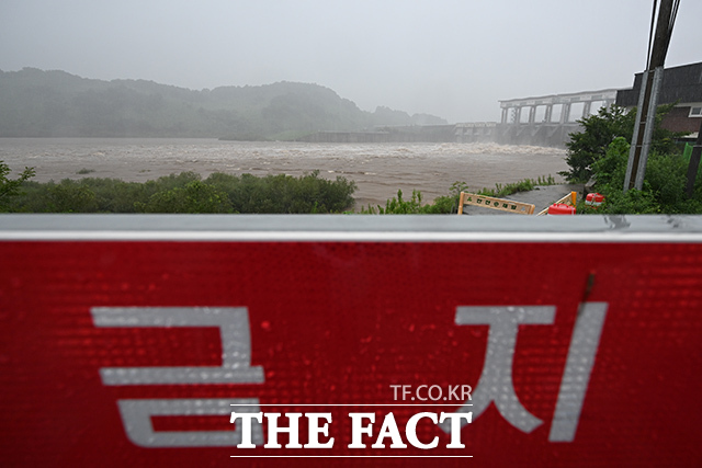 수도권과 경기 북부지역에 호우특보가 발령된 21일 오전 경기 연천군 군남댐에서 물이 방류되고 있다. /연천=김성렬 기자
