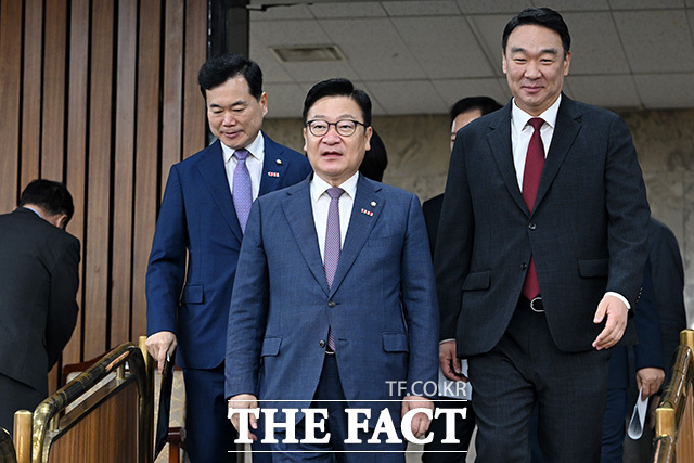 원내대책회의에서 발언하는 정 원내대표(가운데).