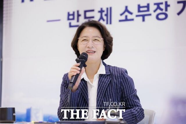추미애 경기도지사가 21일 화성시 ASM 혁신제조센터를 찾아 생산시설을 둘러보고 도내 소부장 기업들과 간담회를 하고 있다. /경기도