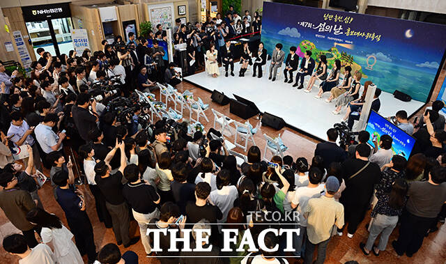 제7회 섬의 날 홍보대사 위촉식이 21일 오후 서울 종로구 정부서울청사에서 열린 가운데 홍보대사로 위촉된 리센느의 원이가 소감을 밝히고 있다. /임영무 기자