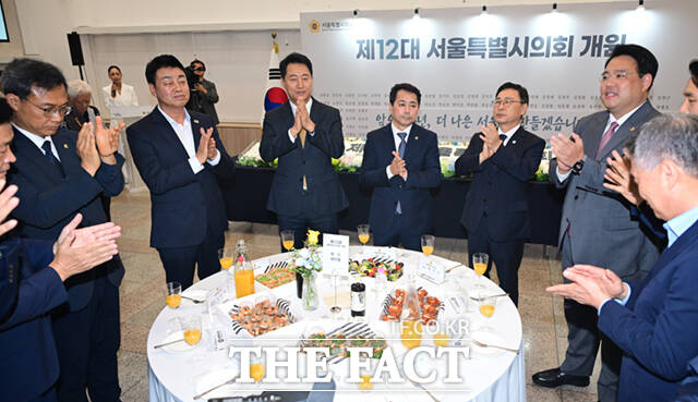 오세훈 서울시장과 임만균 서울시의회 의장, 정근식 서울교육감 등 참석자들이 21일 오후 서울 중구 서울시의회에서 열린 제12대 서울시의회 개원 기념식에 참석해 축하 떡케이크를 커팅하고 있다. /이새롬 기자