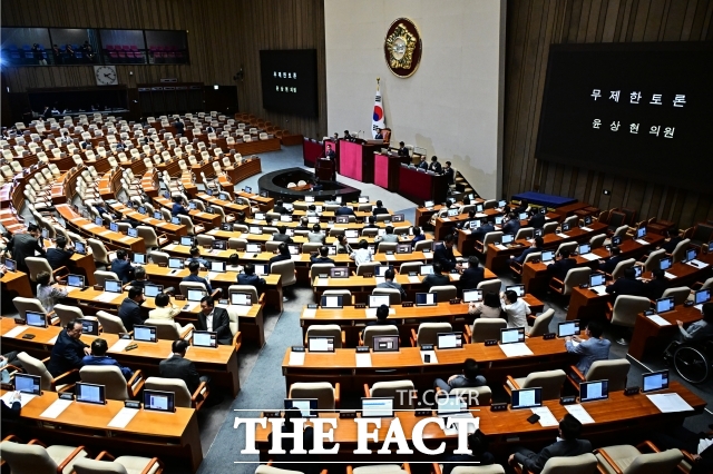 조국혁신당의 협조로 국민의힘의 무제한토론(필리버스터)가 종결되면서 2차 종합특검 연장 법안은 범여권 주도로 국회 본회의를 통과했다. 사진은 윤상현 국민의힘 의원이 20일 국회에서 열린 본회의에서 '윤석열·김건희에 의한 내란·외환 및 국정농단 행위의 진상규명을 위한 특별검사 임명 등에 관한 법률 일부개정법률안(대안)'에 대해 필리버스터를 하고 있는 모습. /국회=배정한 기자