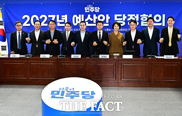 한병도 더불어민주당 대표 직무대행 겸 원내대표(왼쪽 세번째)가 21일 오전 서울 여의도 국회 의원회관에서 열린 2027년 예산안 당정협의에 참석해 인사말을 하고 있다.