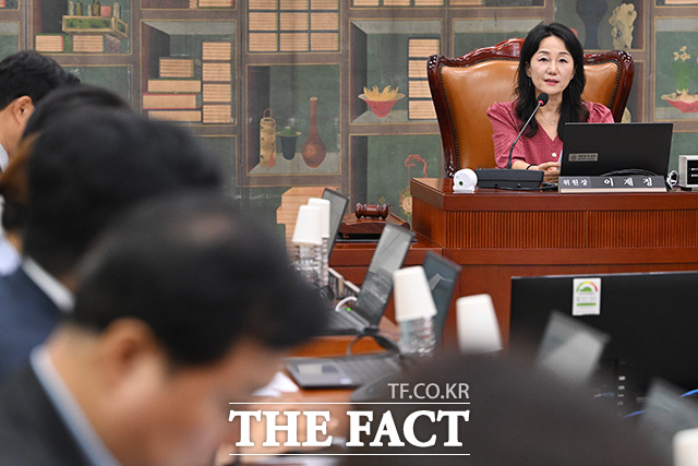 대한축구협회 청문회 30일 개최 의결. 의사봉 두드리는 이재정 문체위원장.