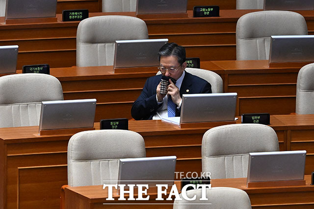 정성호 법무부 장관이 본회의장 자리를 지키고 있다.