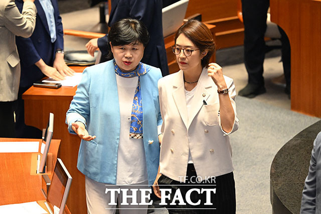 고민정 더불어민주당 의원(오른쪽)과 서영교 의원이 대화를 나누고 있다.