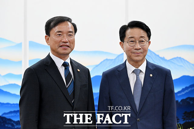 조정식 국회의장(오른쪽)이 21일 오후 서울 여의도 국회에서 김종철 방송미디어통신위원회 위원장을 접견하며 기념 촬영을 하고 있다. /국회=서예원 기자